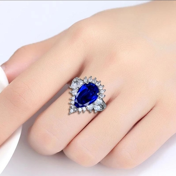 Beautiful Gemstone Ring - Picture 2 of 4